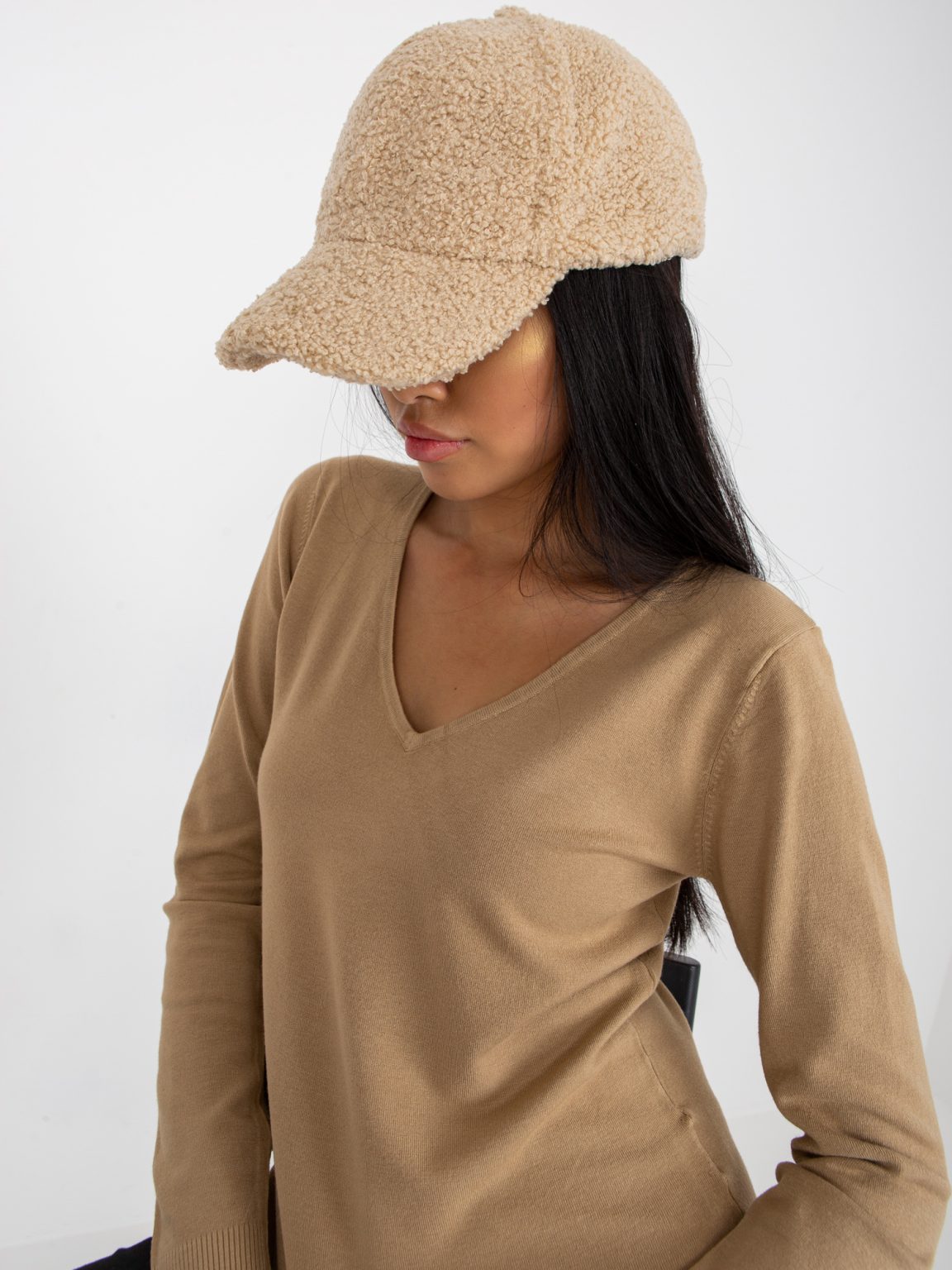 Hurtownia Camelowy dopasowany sweter klasyczny z dekoltem V