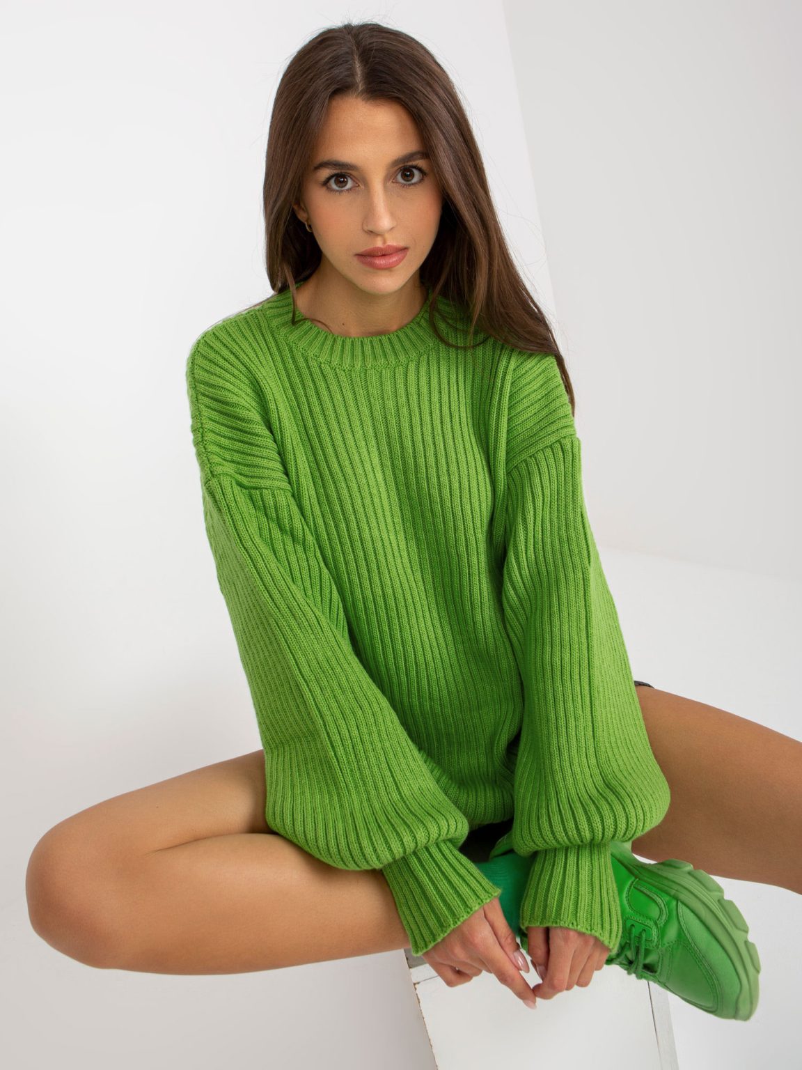 Hurtownia Jasnozielony dzianinowy sweter oversize RUE PARIS