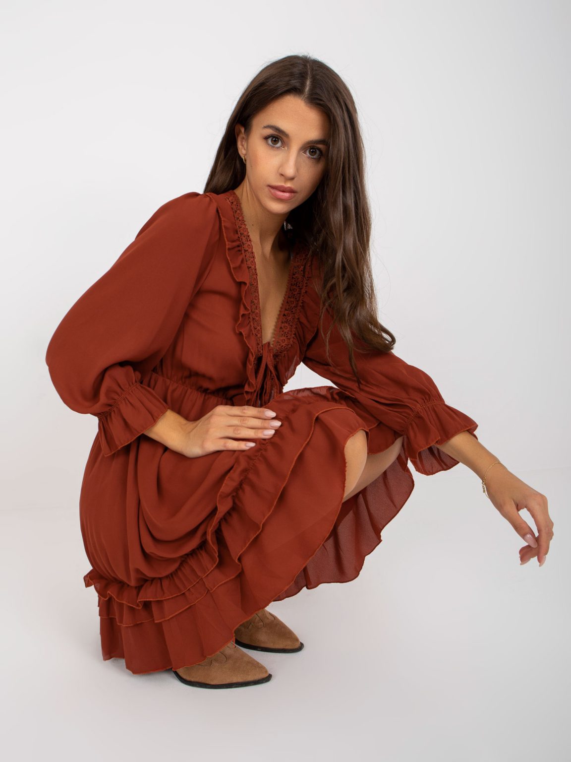 Hurtownia Ceglasta mini sukienka boho z falbaną OCH BELLA