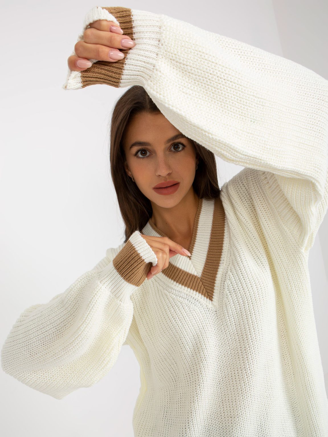 Hurtownia Ecru dzianinowy sweter oversize z dekoltem w serek RUE PARIS