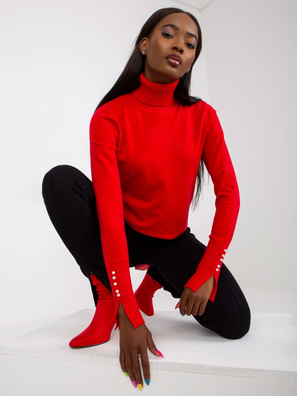 Hurtownia Czerwony damski sweter slim fit z golfem