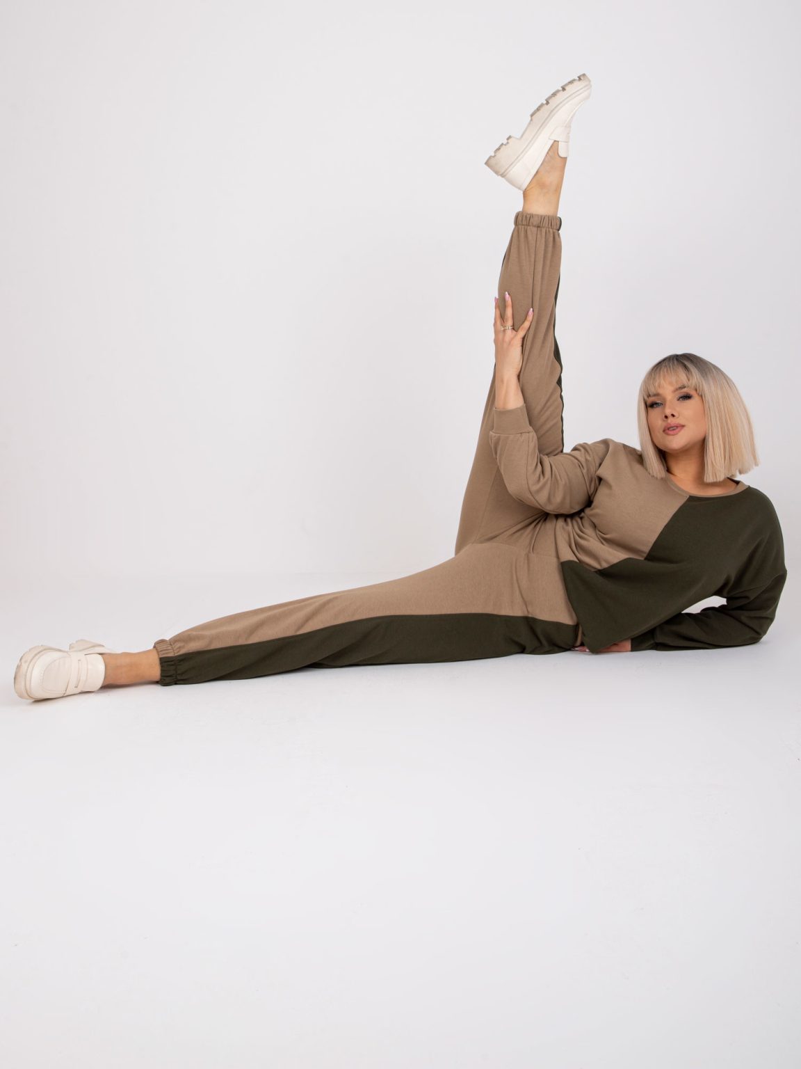Hurtownia Ciemnobeżowy-khaki komplet dresowy plus size bez kaptura Amishi