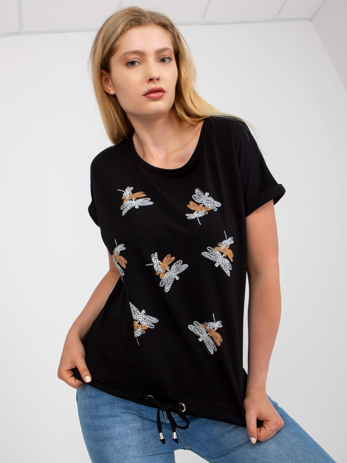 Hurtownia Czarny bawełniany t-shirt plus size z aplikacją