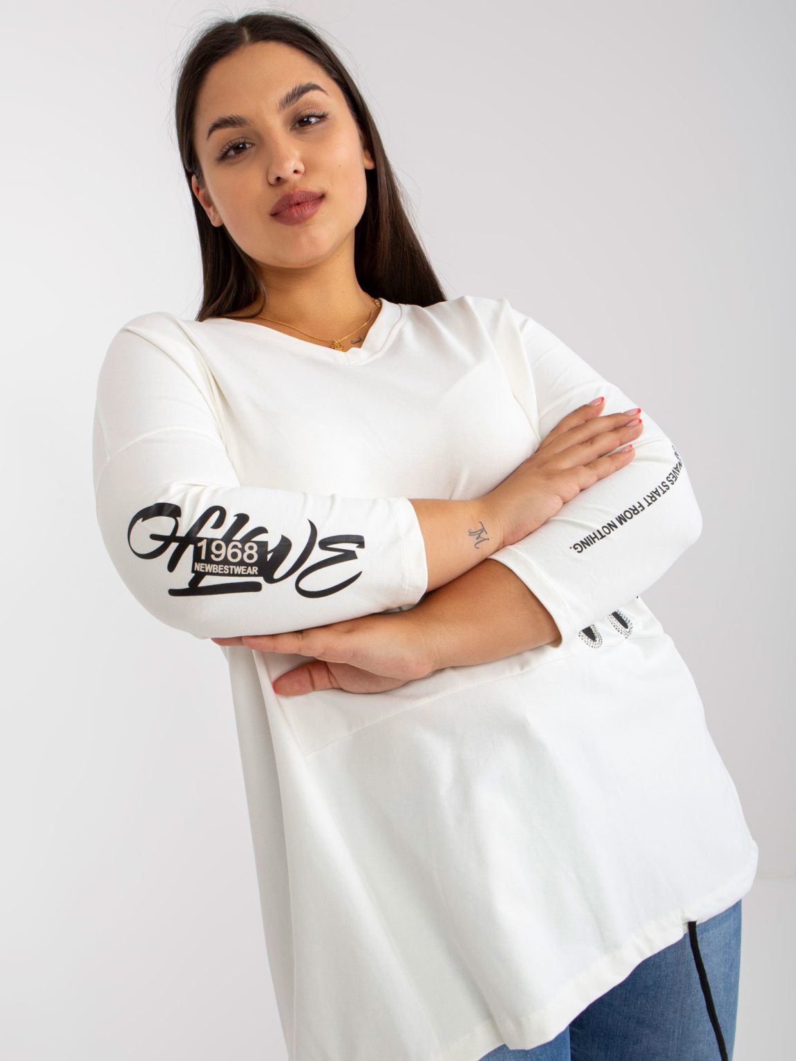 Hurtownia Ecru bawełniana bluzka plus size z dekoltem w serek
