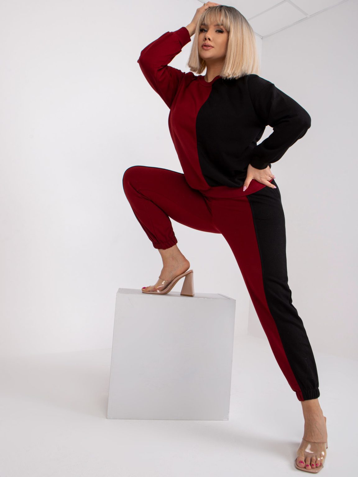 Hurtownia Bordowo-czarny komplet dresowy plus size z bawełny Amishi