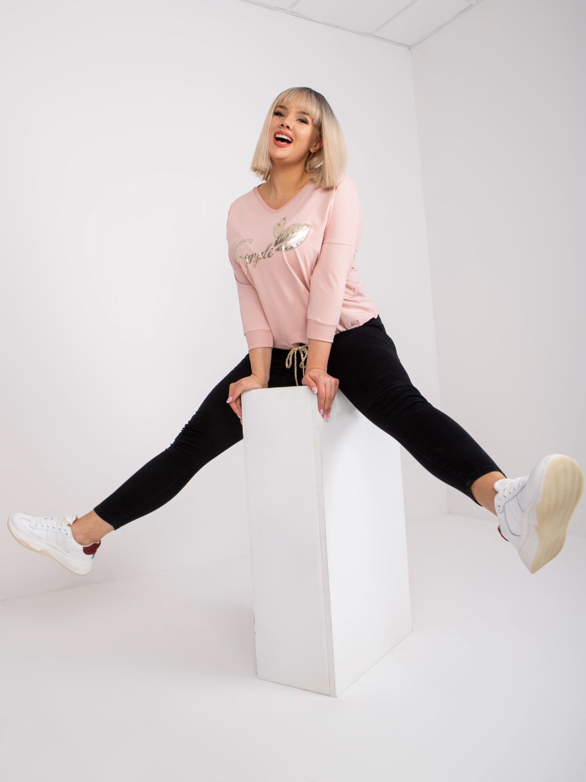 Hurtownia Brudnoróżowa bluzka plus size z dekoltem w serek Edna