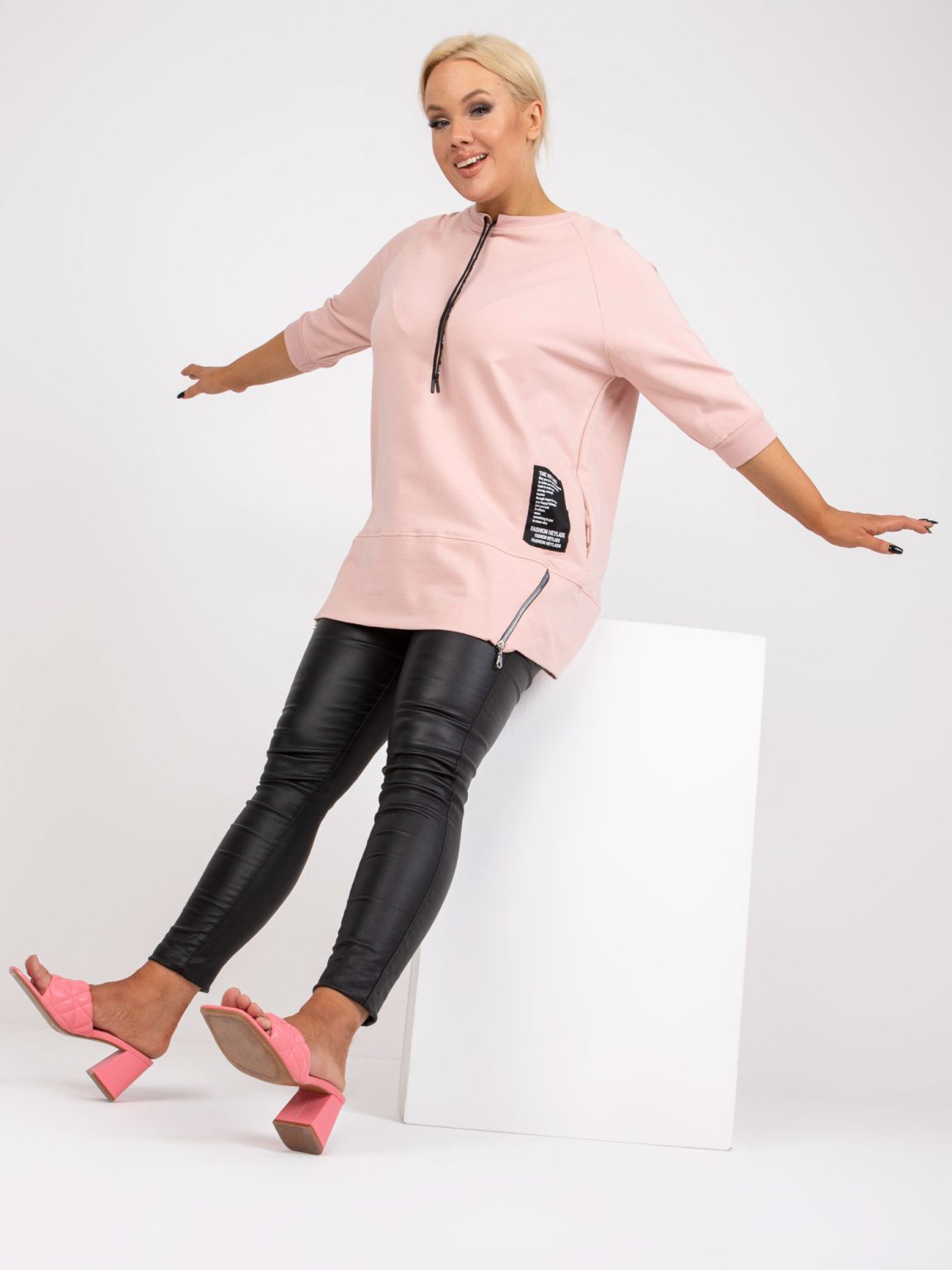 Hurtownia Brudnoróżowa dresowa tunika plus size z okrągłym dekoltem Aurora