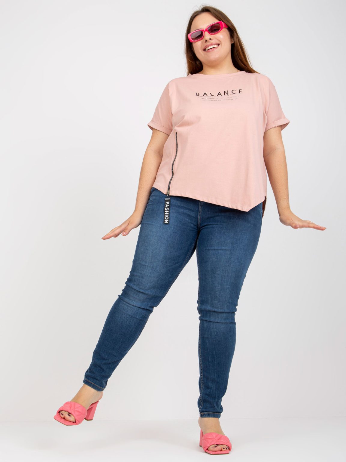 Hurtownia Brudnoróżowy t-shirt plus size z napisem i aplikacją