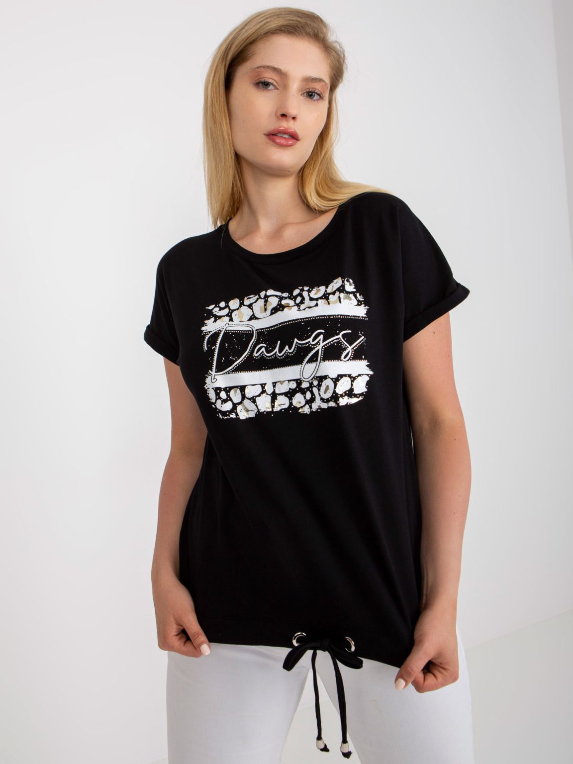 Hurtownia Czarny t-shirt plus size z nadrukiem i aplikacją