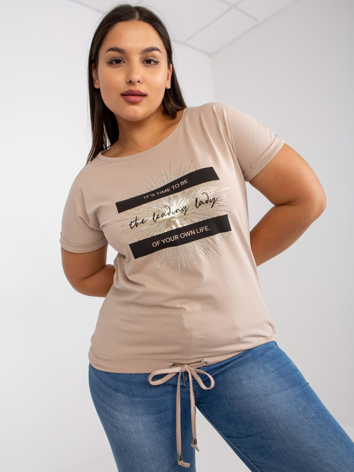 Hurtownia Beżowy t-shirt plus size z aplikacją z dżetów