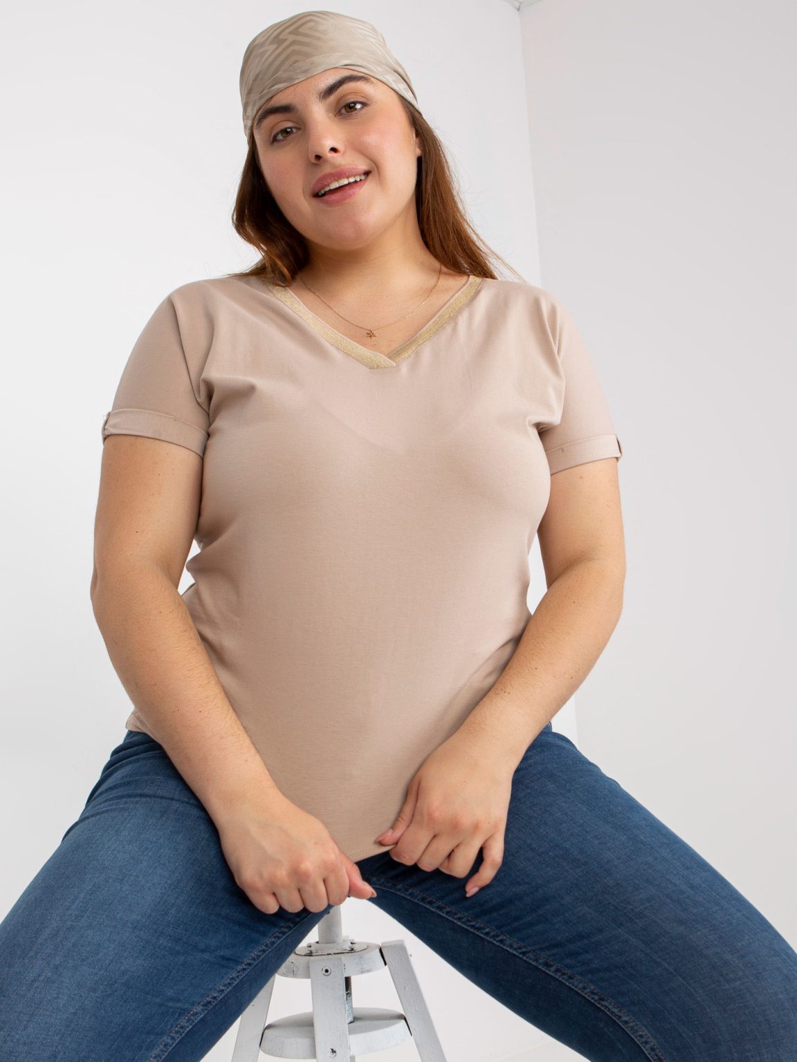 Hurtownia Beżowy t-shirt plus size z bawełny