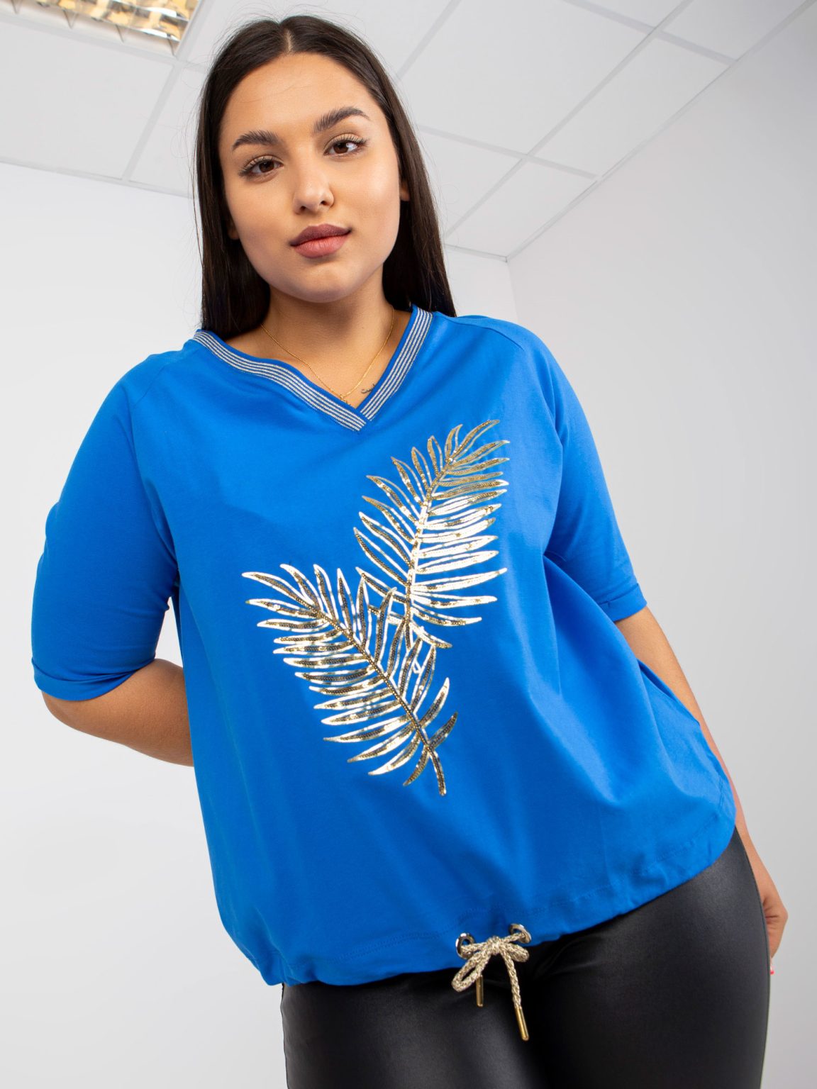 Hurtownia Niebieska bluzka plus size z dekoltem w serek
