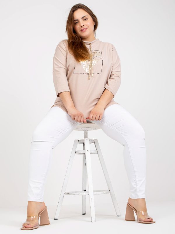Hurtownia Beżowa bluzka plus size z aplikacją i nadrukiem