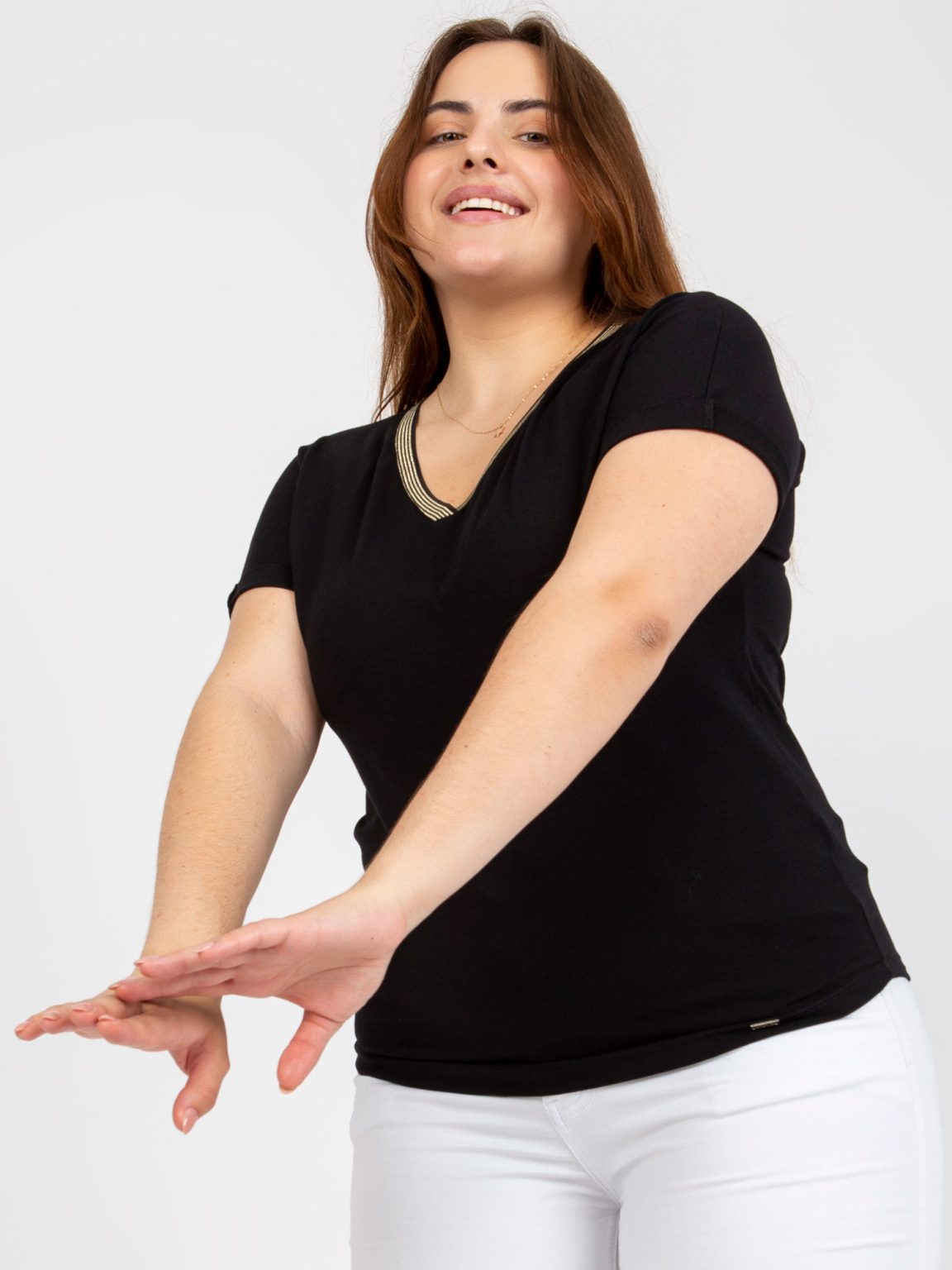 Hurtownia Czarny bawełniany t-shirt plus size z dekoltem V