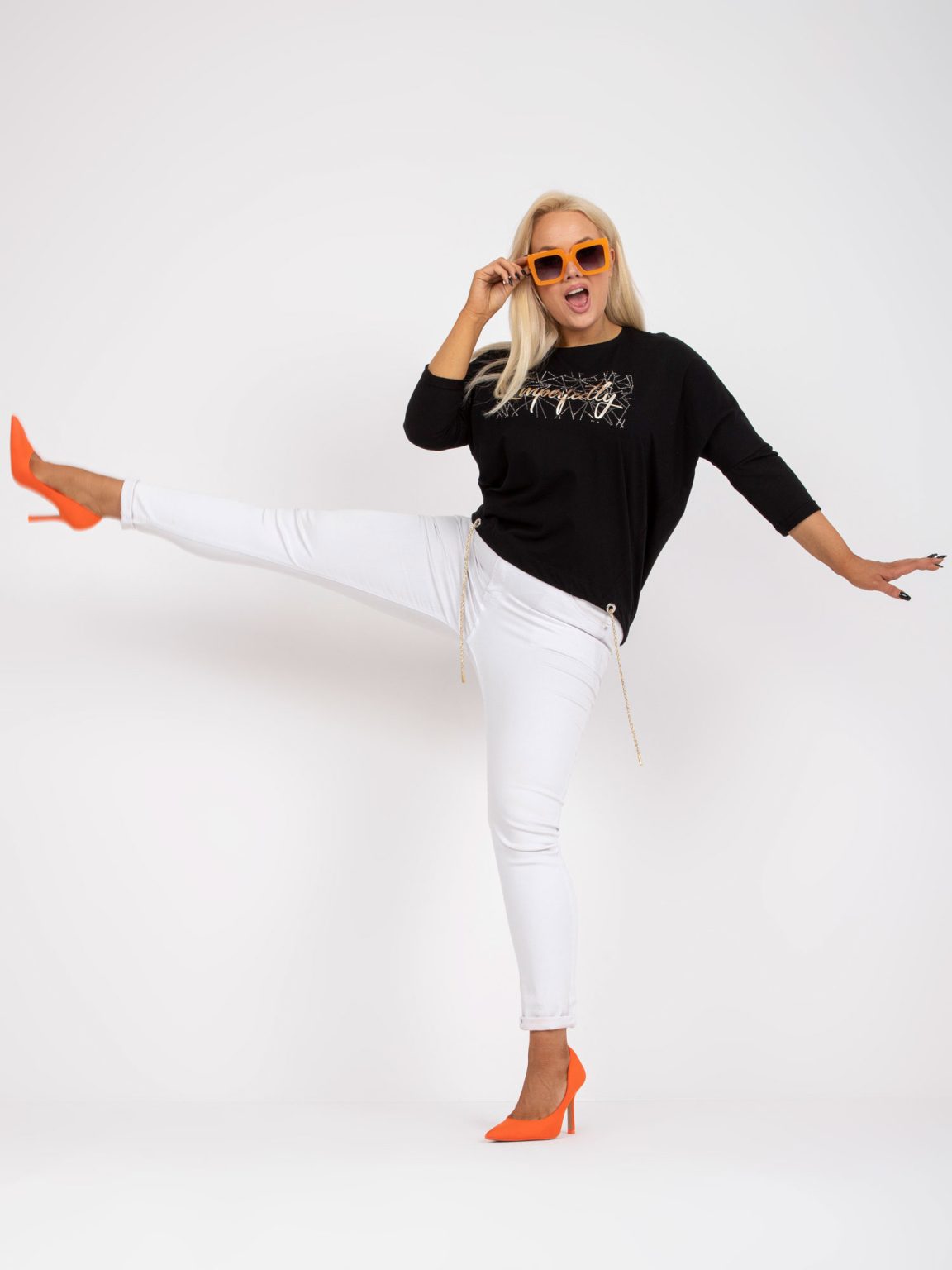 Hurtownia Czarna bawełniana bluzka plus size z napisem