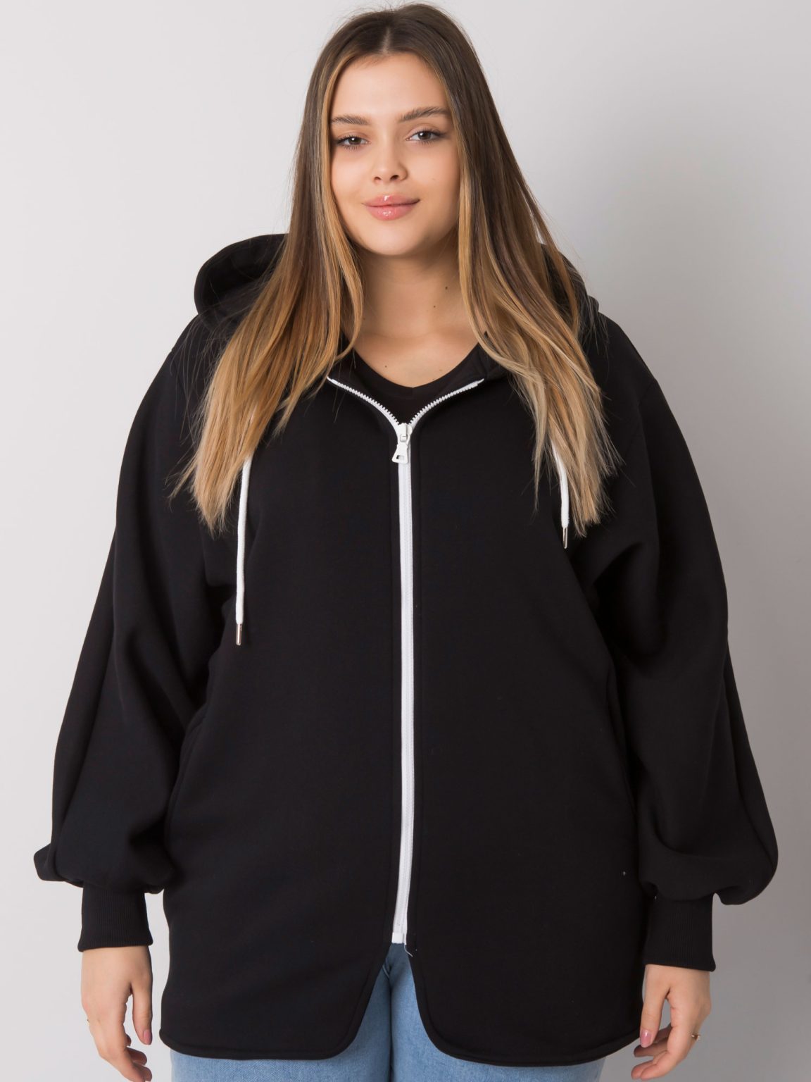 Hurtownia Czarna bluza plus size z kapturem Ella