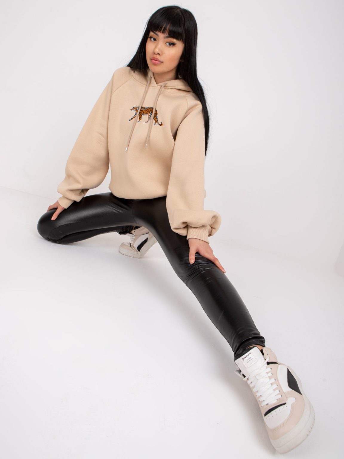 Hurtownia Jasnobeżowa dresowa bluza oversize z kapturem Peggy