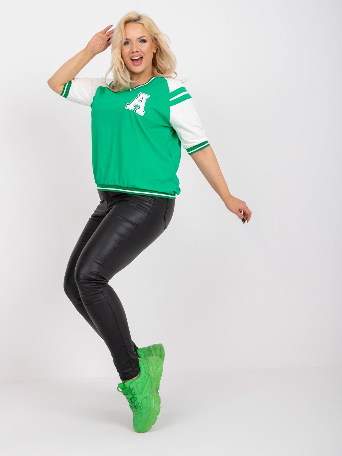 Hurtownia Biało-zielona bluzka plus size w sportowym stylu