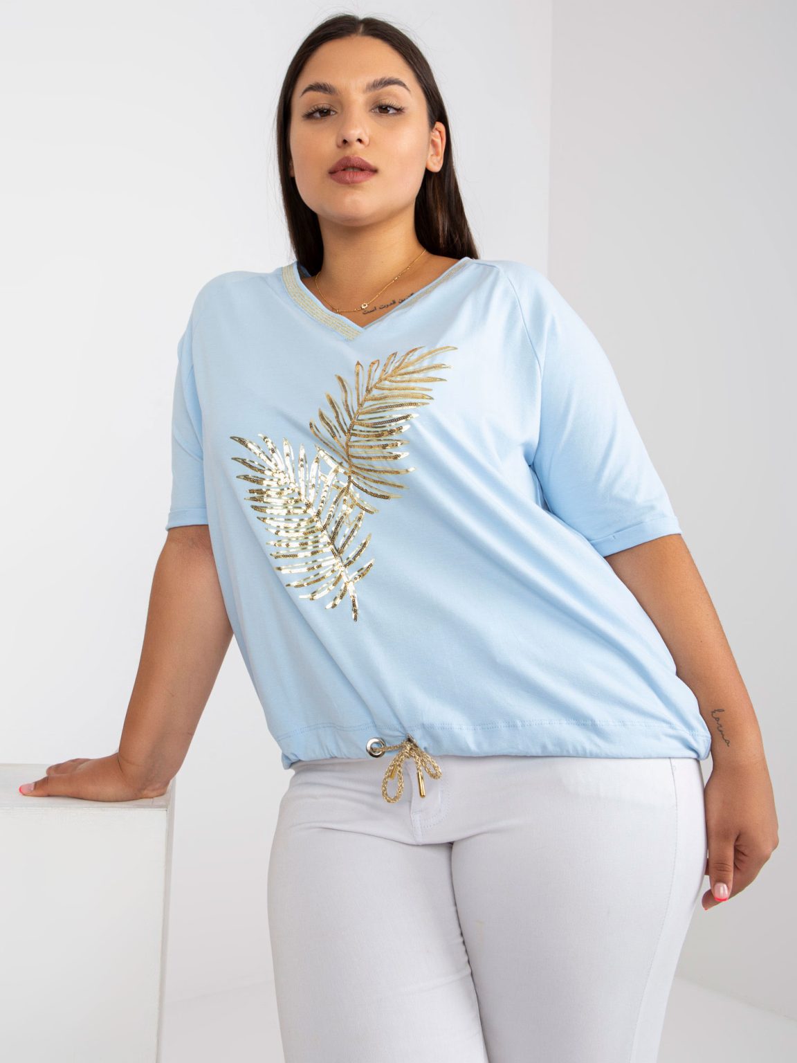 Hurtownia Jasnoniebieska bawełniana bluzka plus size ze ściągaczem