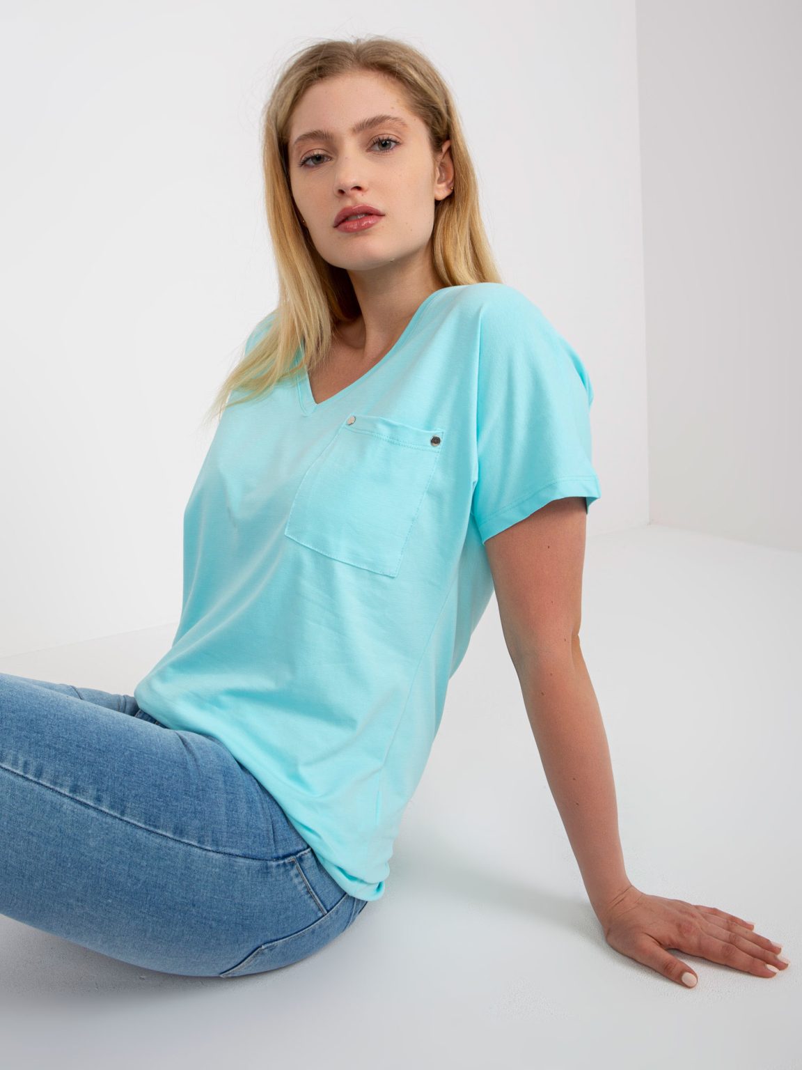 Hurtownia Miętowy bawełniany t-shirt plus size z kieszenią