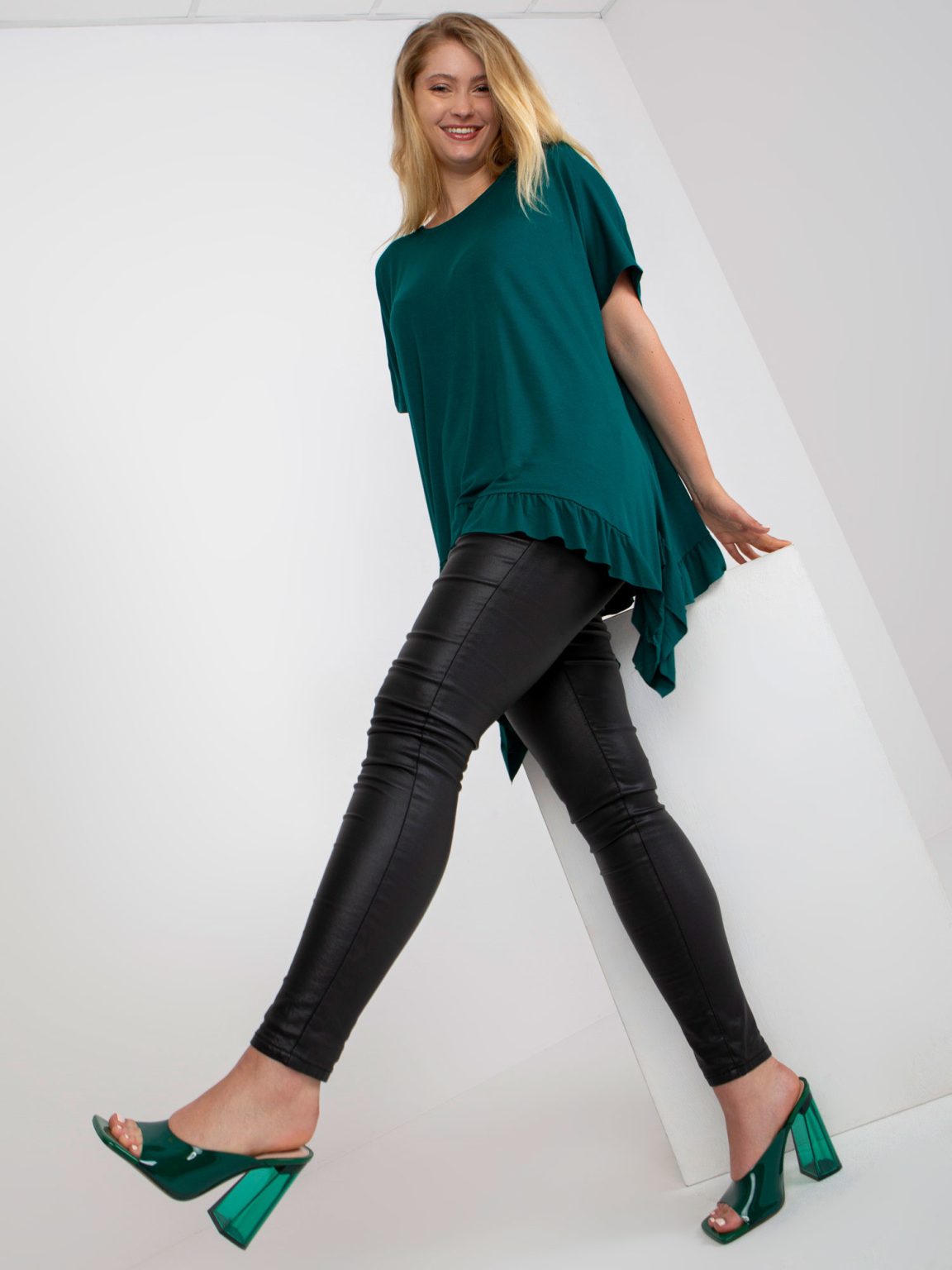 Hurtownia Ciemnozielona luźna bluzka plus size z wiskozy