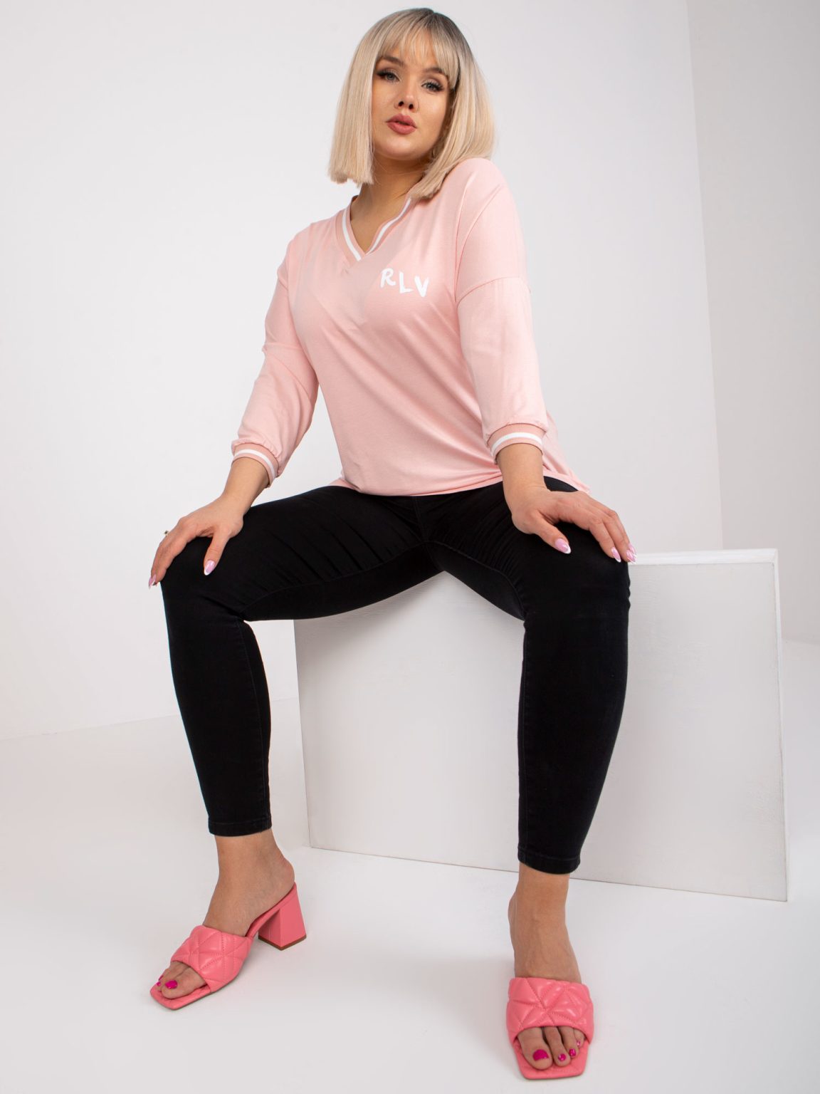 Hurtownia Jasnoróżowa asymetryczna bluzka plus size Marianna