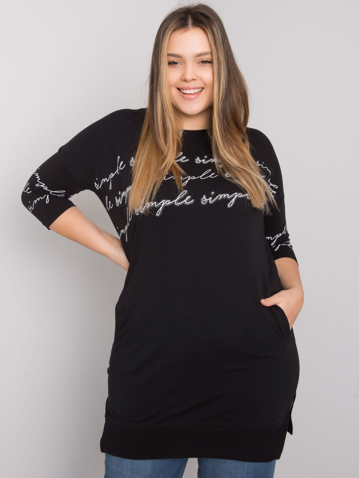 Hurtownia Czarna bluzka plus size z printami Lily