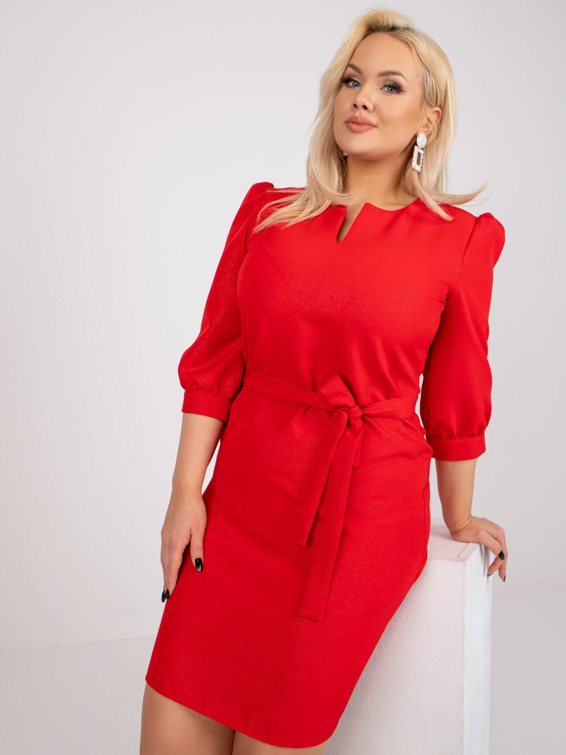 Hurtownia Czerwona brokatowa sukienka plus size z paskiem