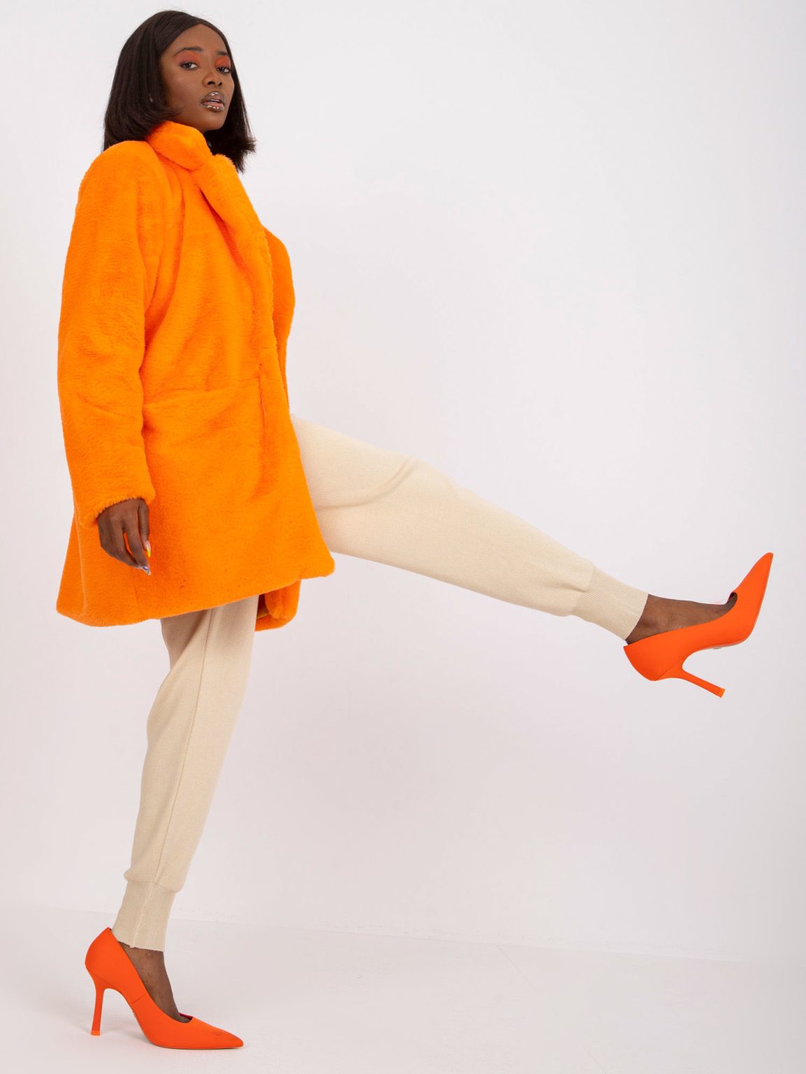 Hurtownia Pomarańczowy futrzany płaszcz z podszewką