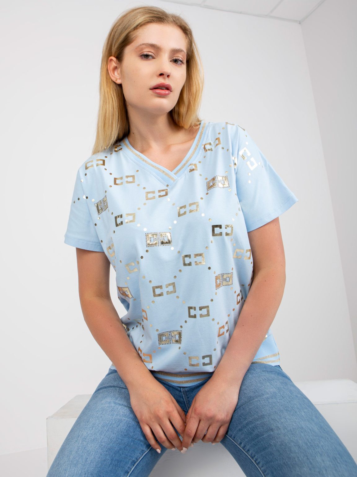 Hurtownia Jasnoniebieska bawełniana bluzka plus size z dekoltem V