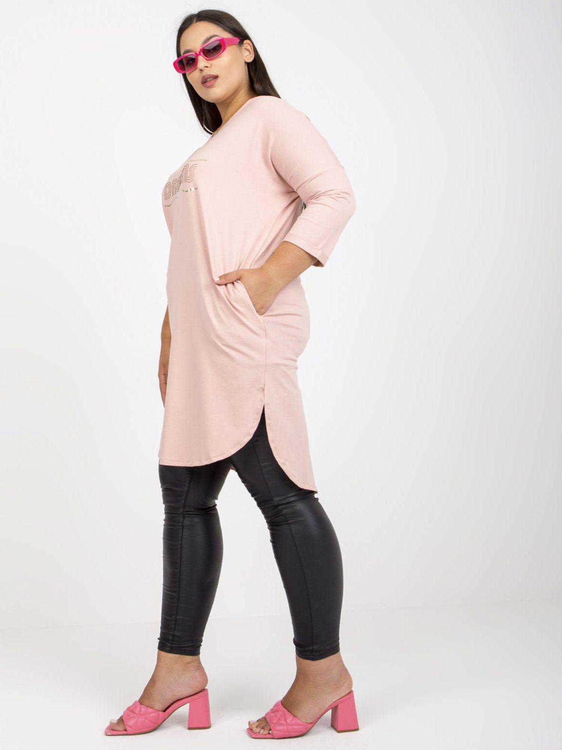 Hurtownia Jasnoróżowa bawełniana tunika plus size z kieszeniami