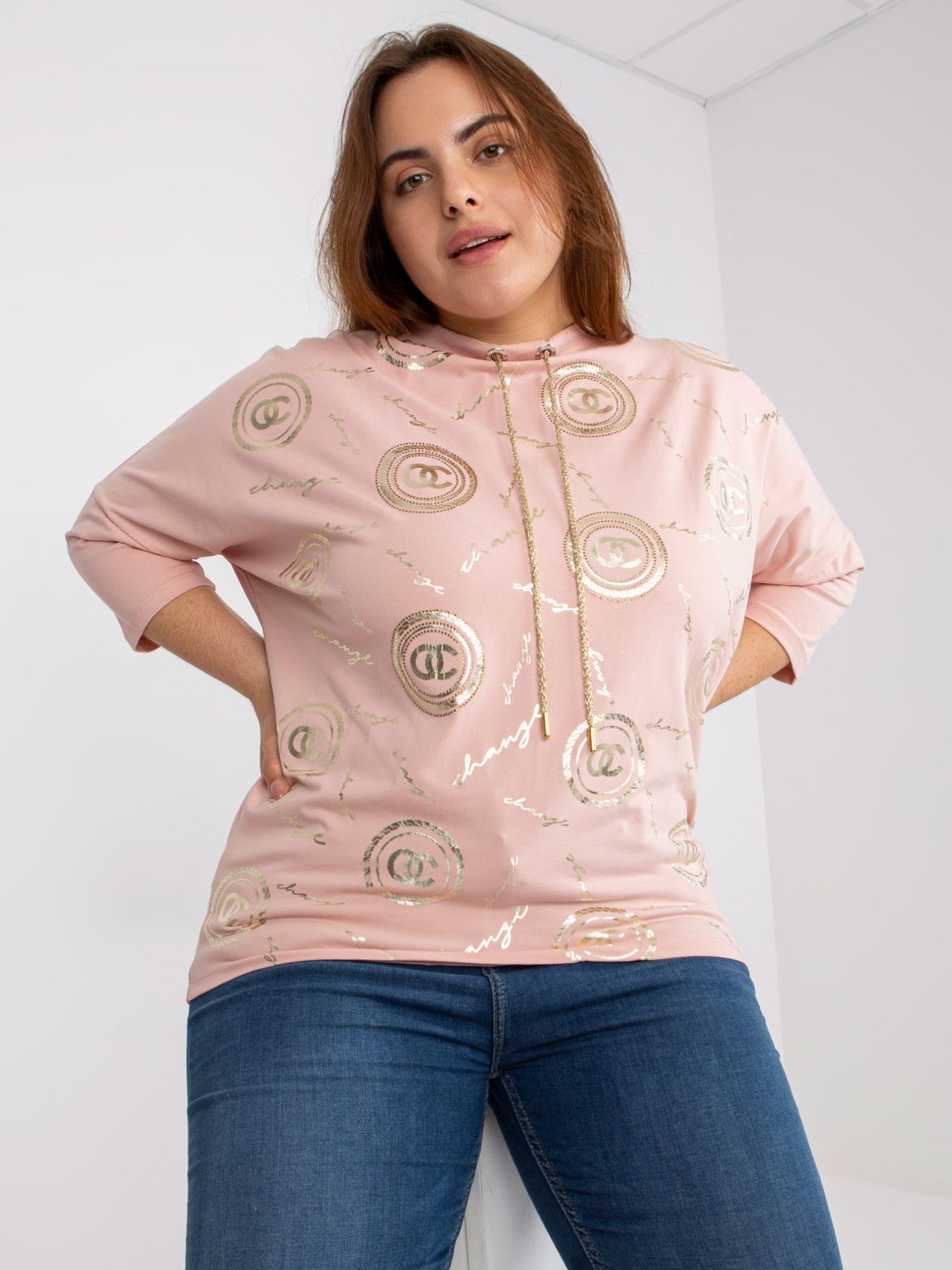 Hurtownia Brudnoróżowa bluzka plus size z aplikacją z dżetów