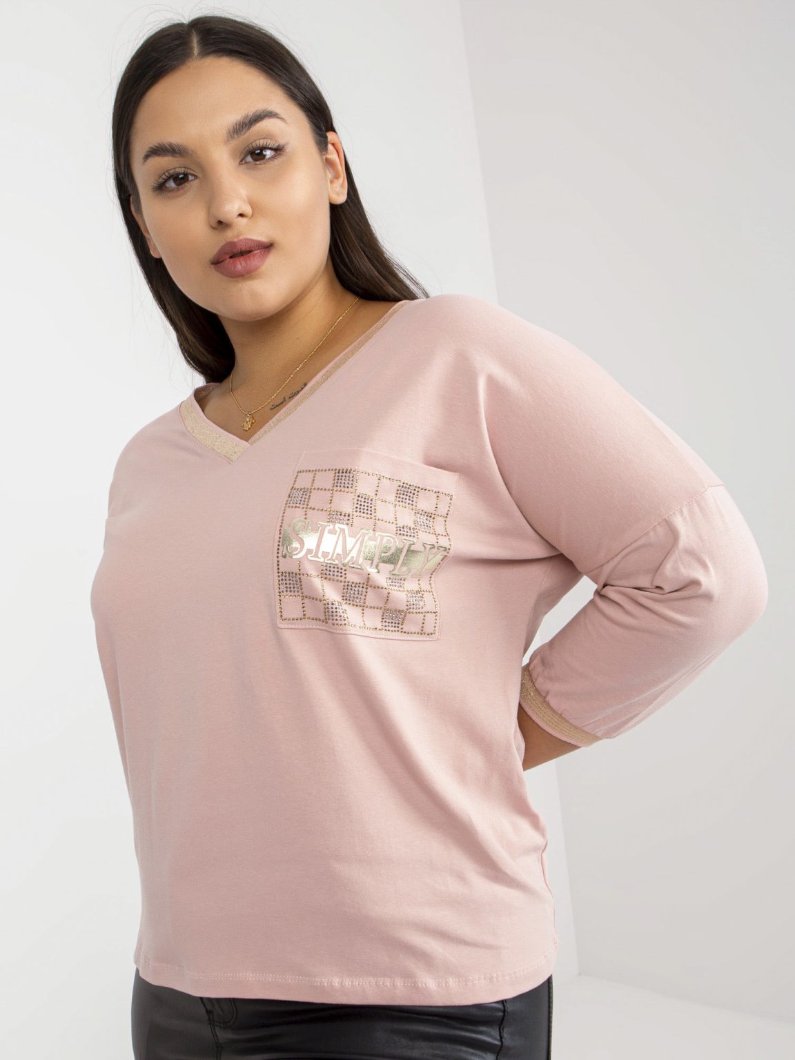 Hurtownia Jasnoróżowa codzienna bluzka plus size z aplikacją