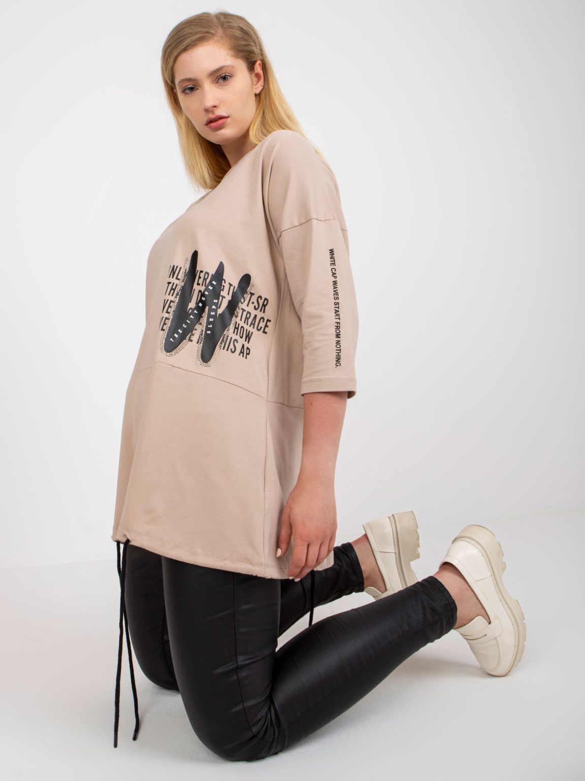 Hurtownia Jasnobeżowa bawełniana bluzka plus size z nadrukiem