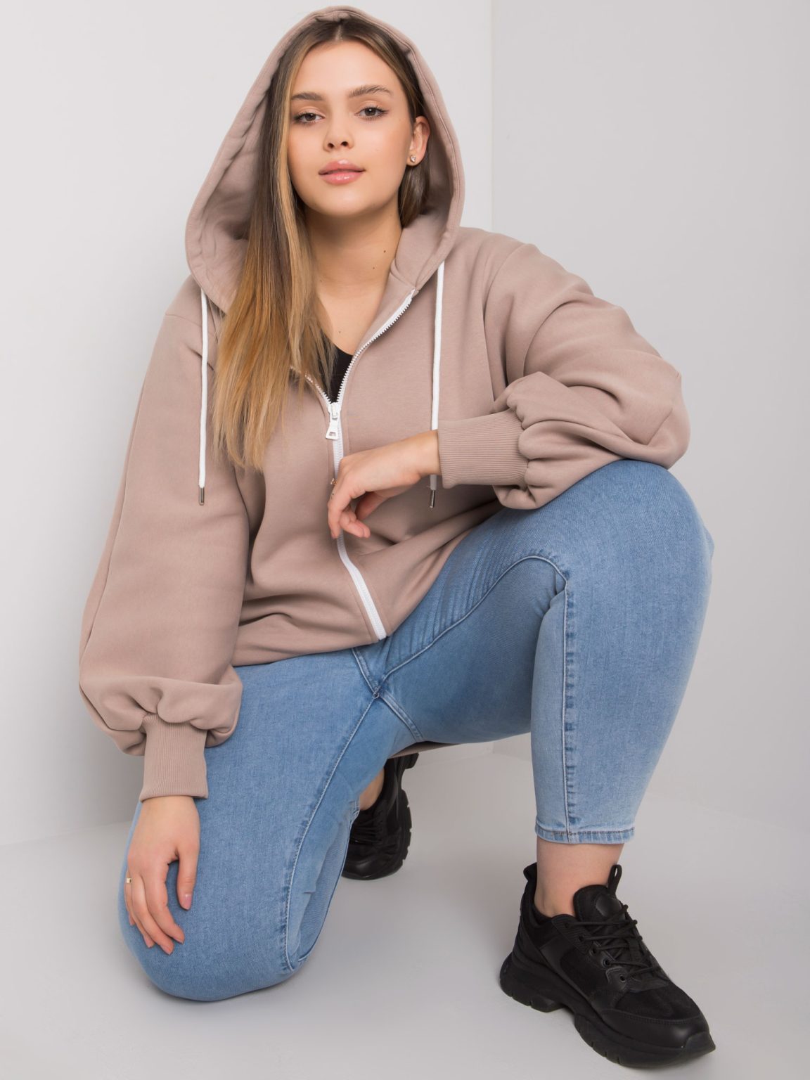 Hurtownia Ciemnobeżowa bluza plus size z kapturem Ella