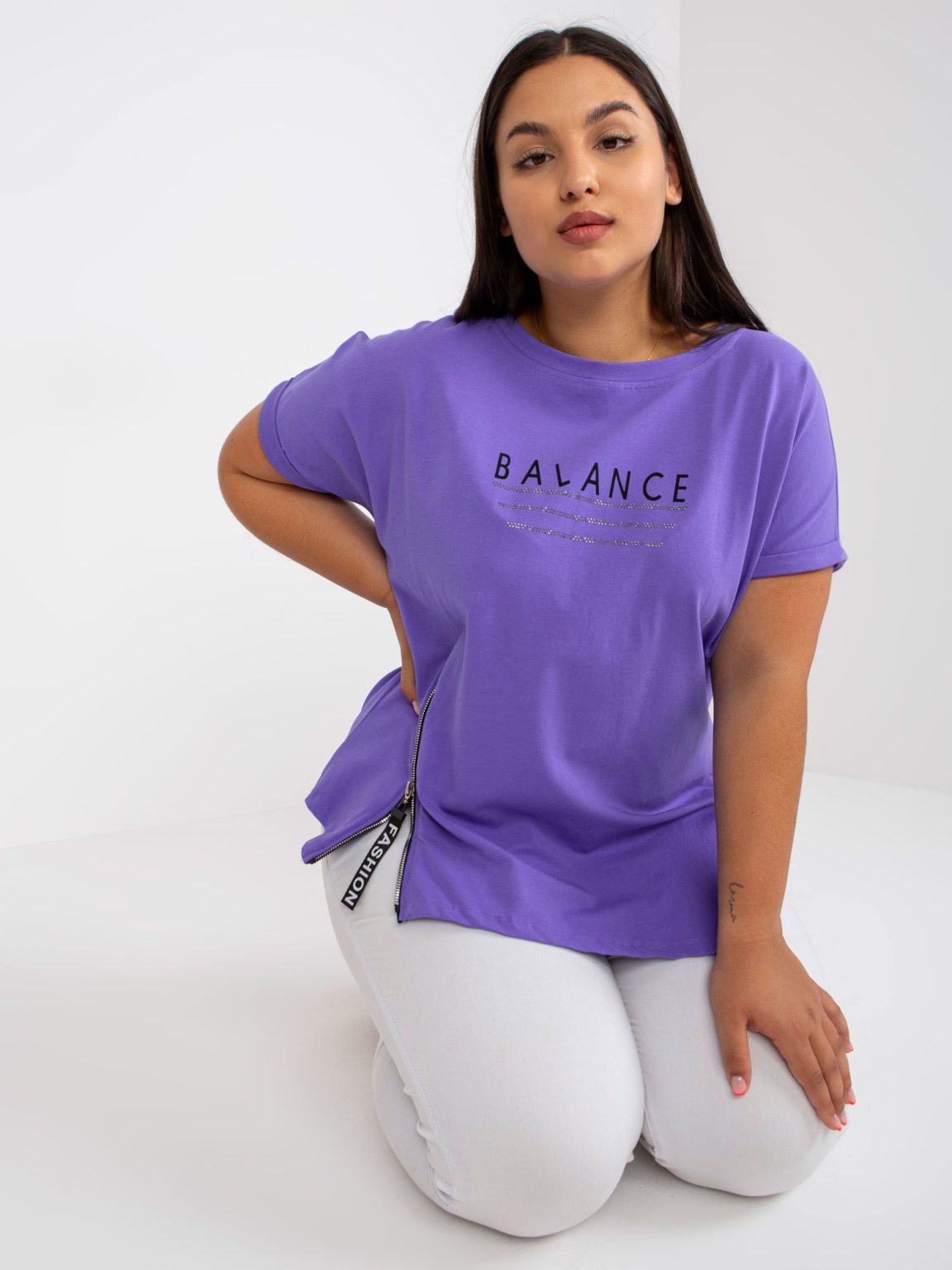 Hurtownia Fioletowy t-shirt plus size z aplikacją z dżetów