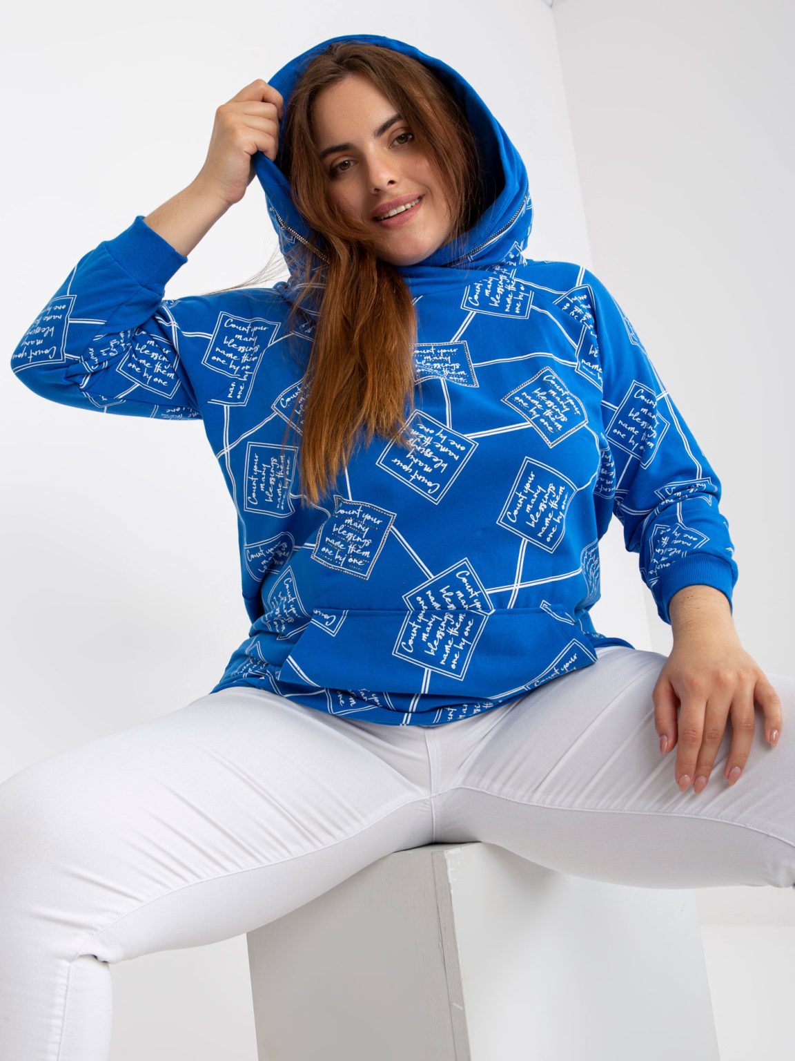 Hurtownia Ciemnoniebieska dresowa bluza plus size z nadrukiem