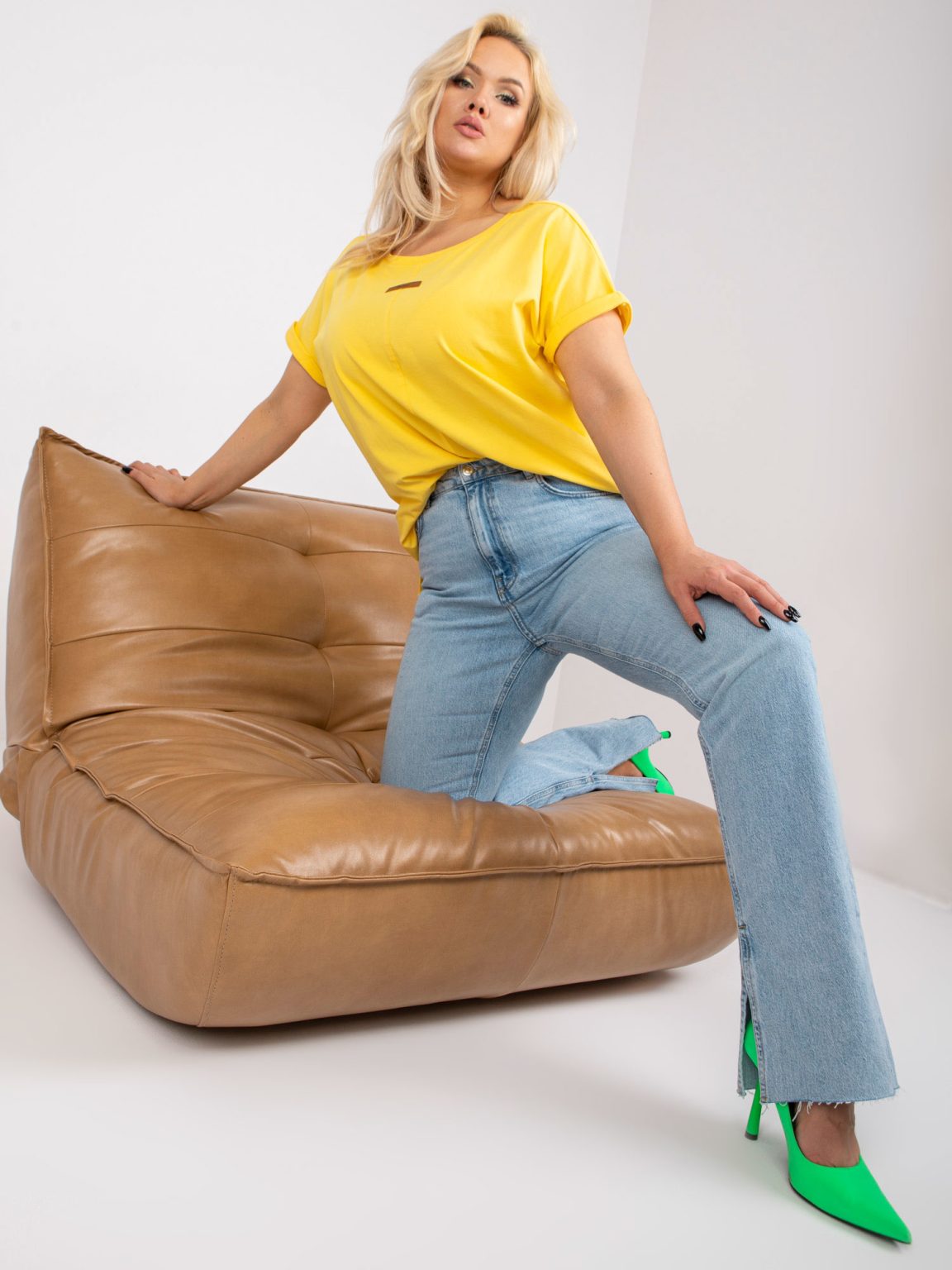 Hurtownia Żółta bluzka plus size basic z okrągłym dekoltem
