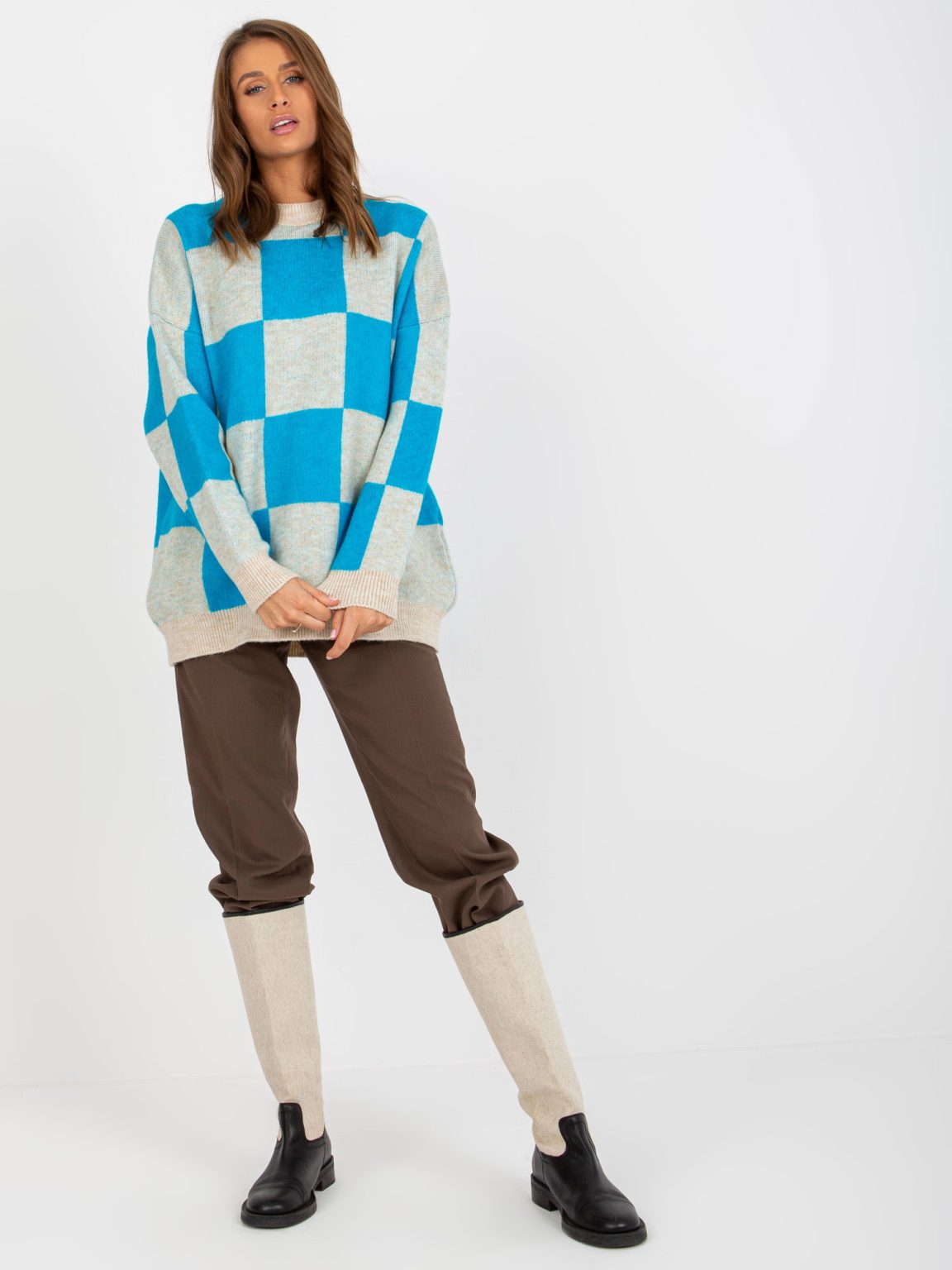Hurtownia Niebiesko-beżowy sweter oversize z okrągłym dekoltem