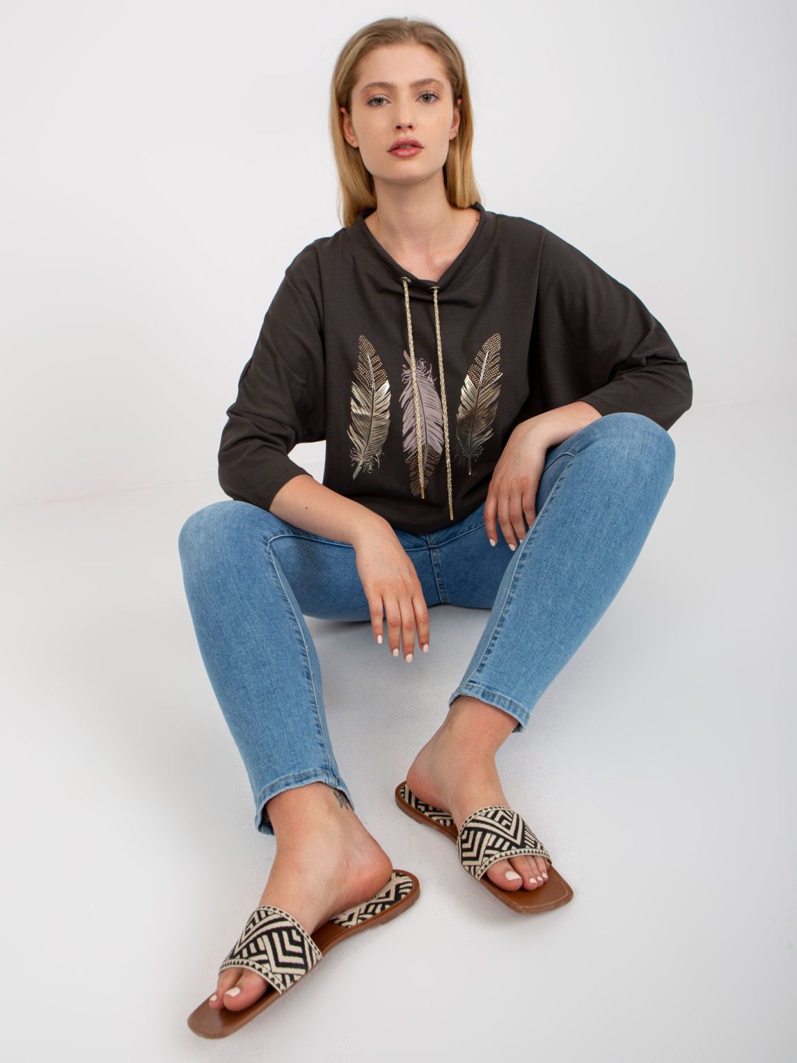 Hurtownia Khaki bluzka plus size z aplikacją i nadrukiem
