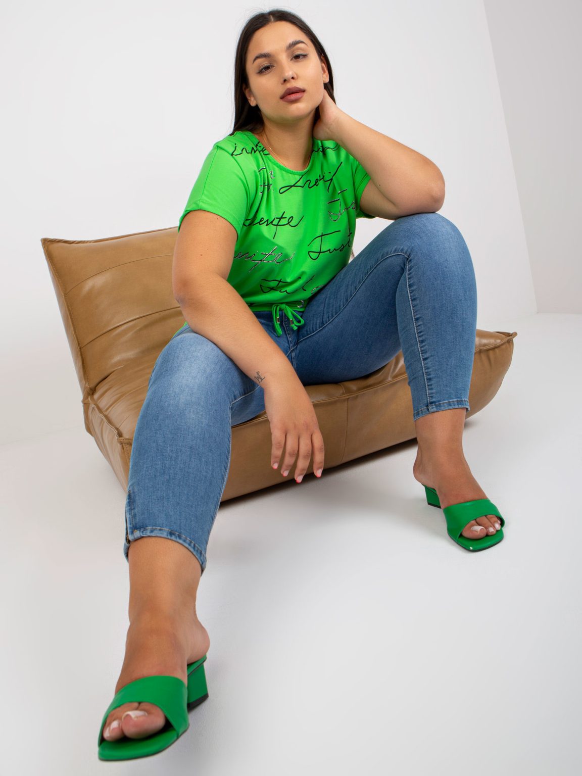 Hurtownia Zielony bawełniany t-shirt plus size z aplikacją