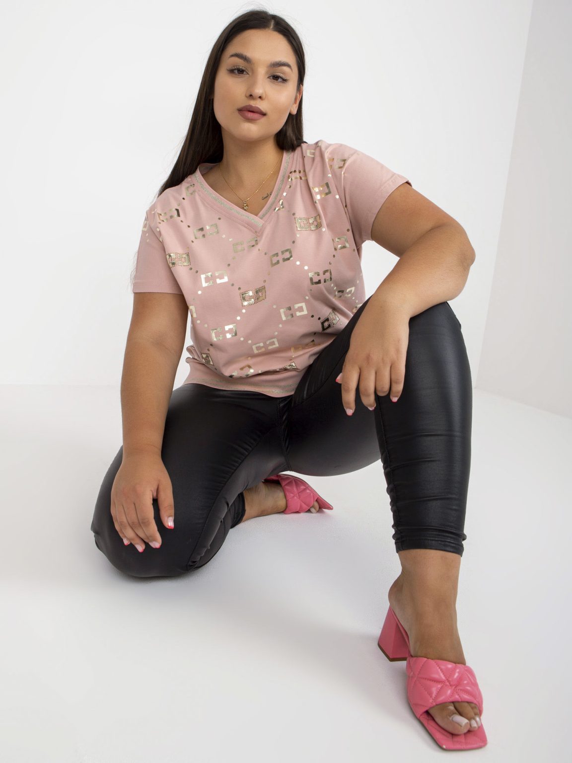 Hurtownia Brudnoróżowa bluzka plus size ze złotym nadrukiem