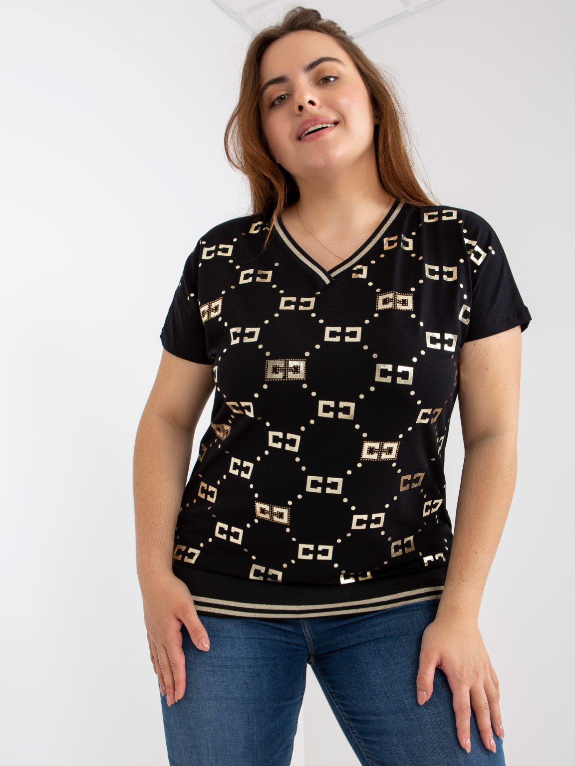 Hurtownia Czarna bluzka plus size z dekoltem w serek