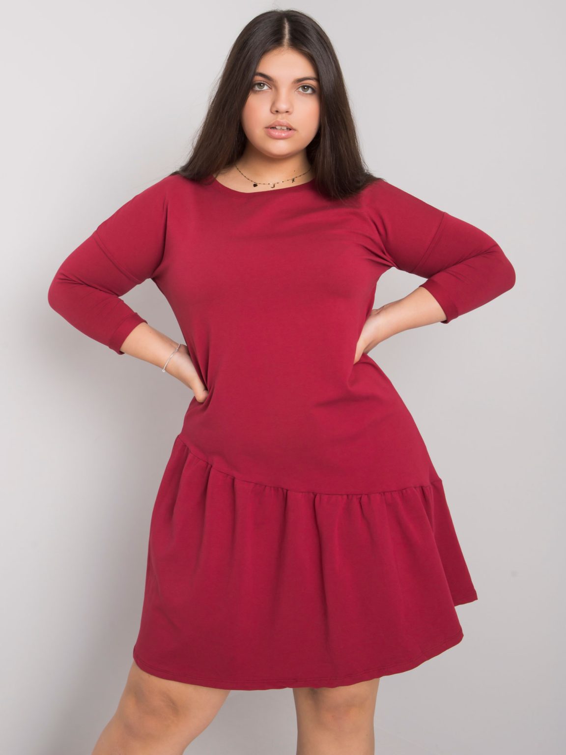 Hurtownia Bordowa sukienka plus size z falbaną Linda