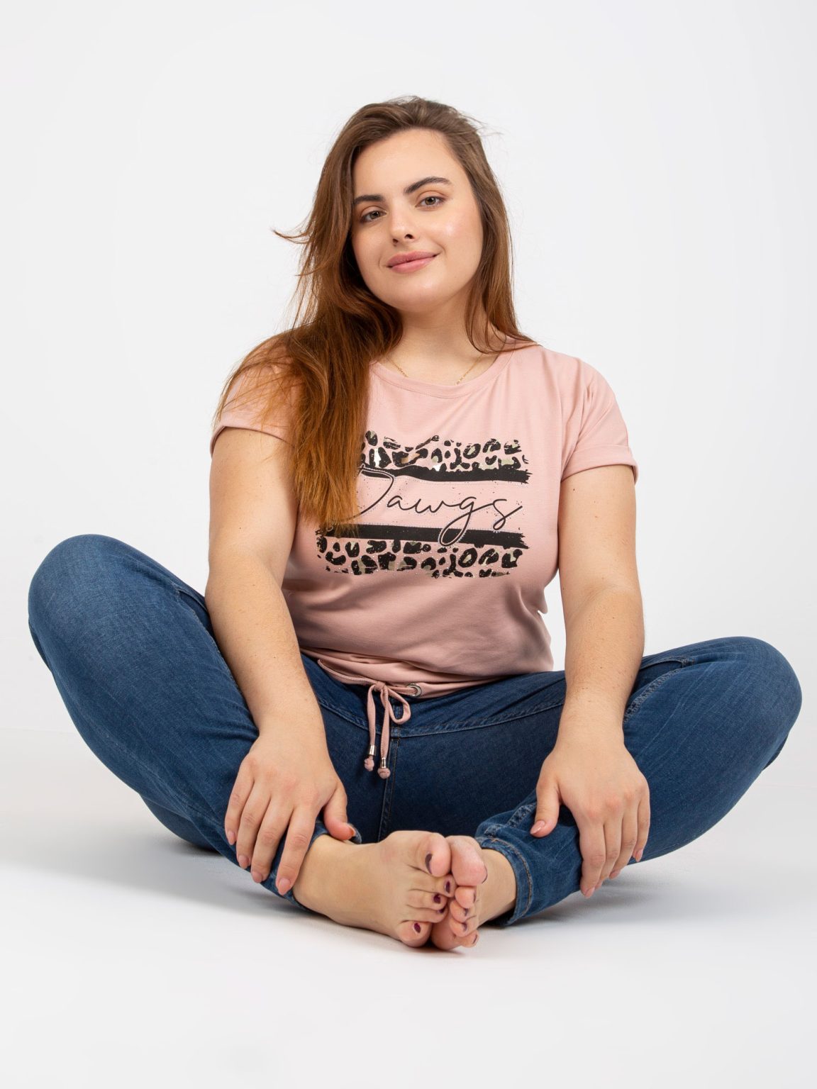 Hurtownia Brudnoróżowy t-shirt plus size z aplikacją i nadrukiem