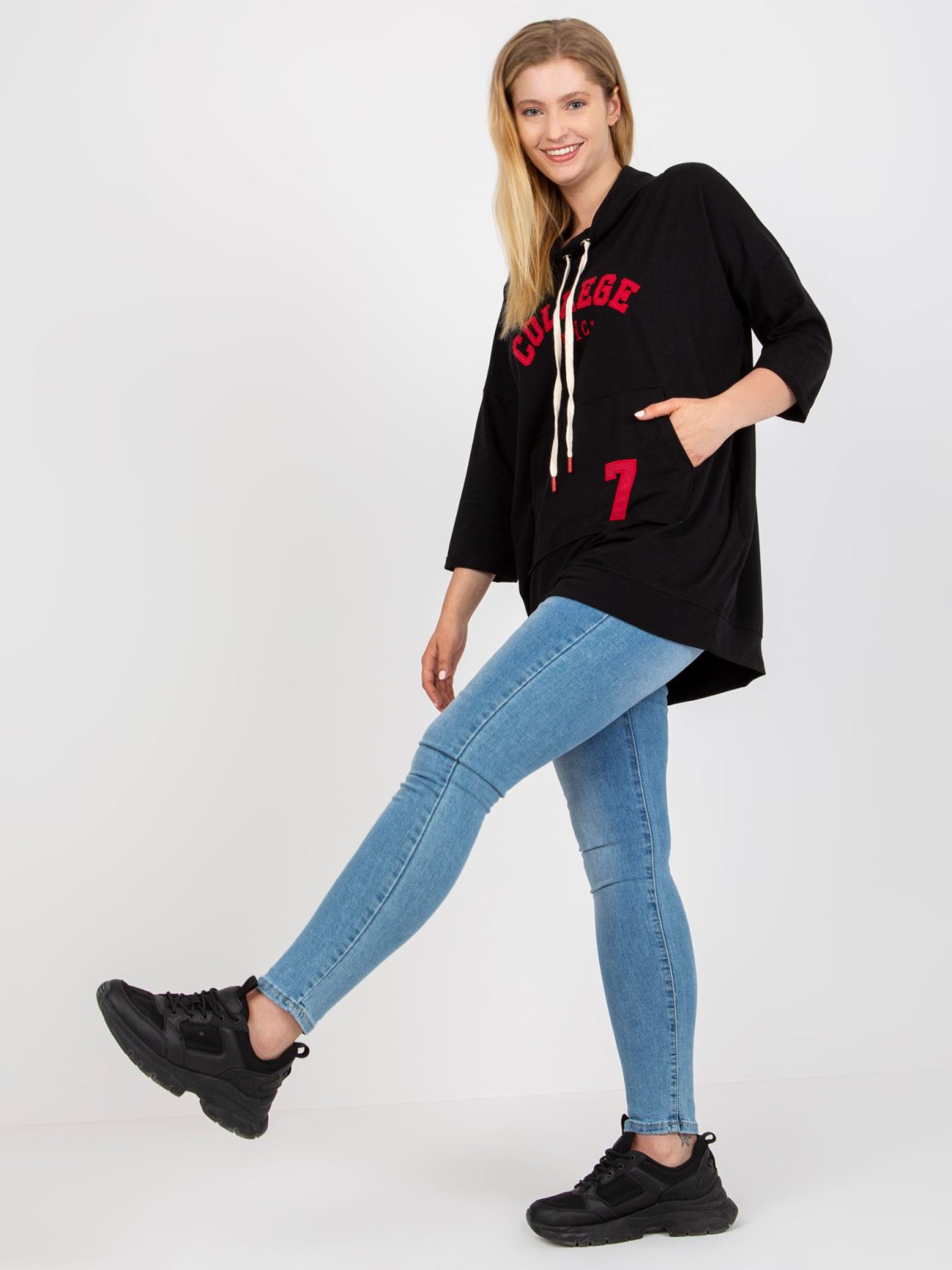 Hurtownia Czarna długa bluzka plus size z naszywkami