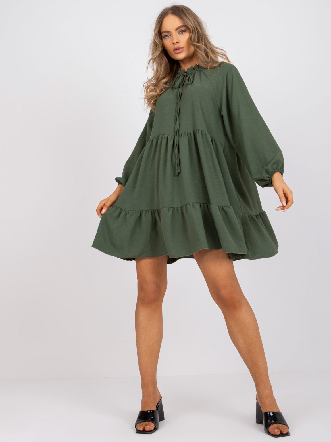Hurtownia Khaki mini sukienka oversize z falbaną