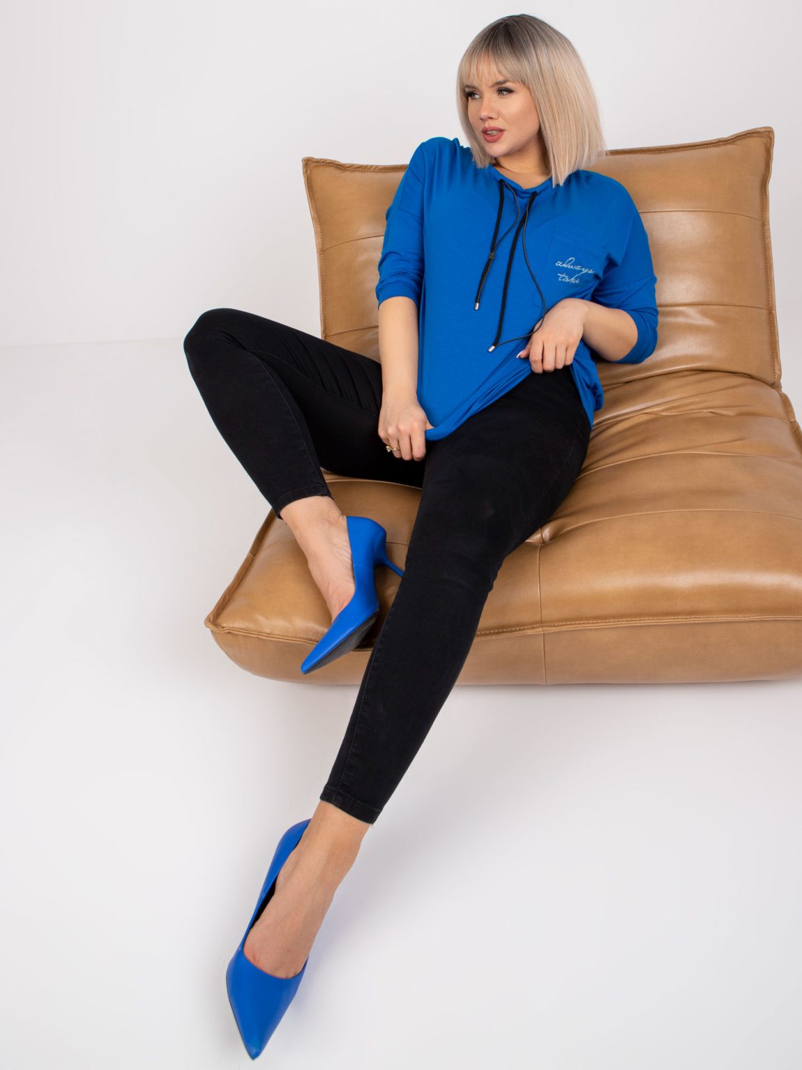 Hurtownia Ciemnoniebieska bluzka plus size z bawełny Roberta