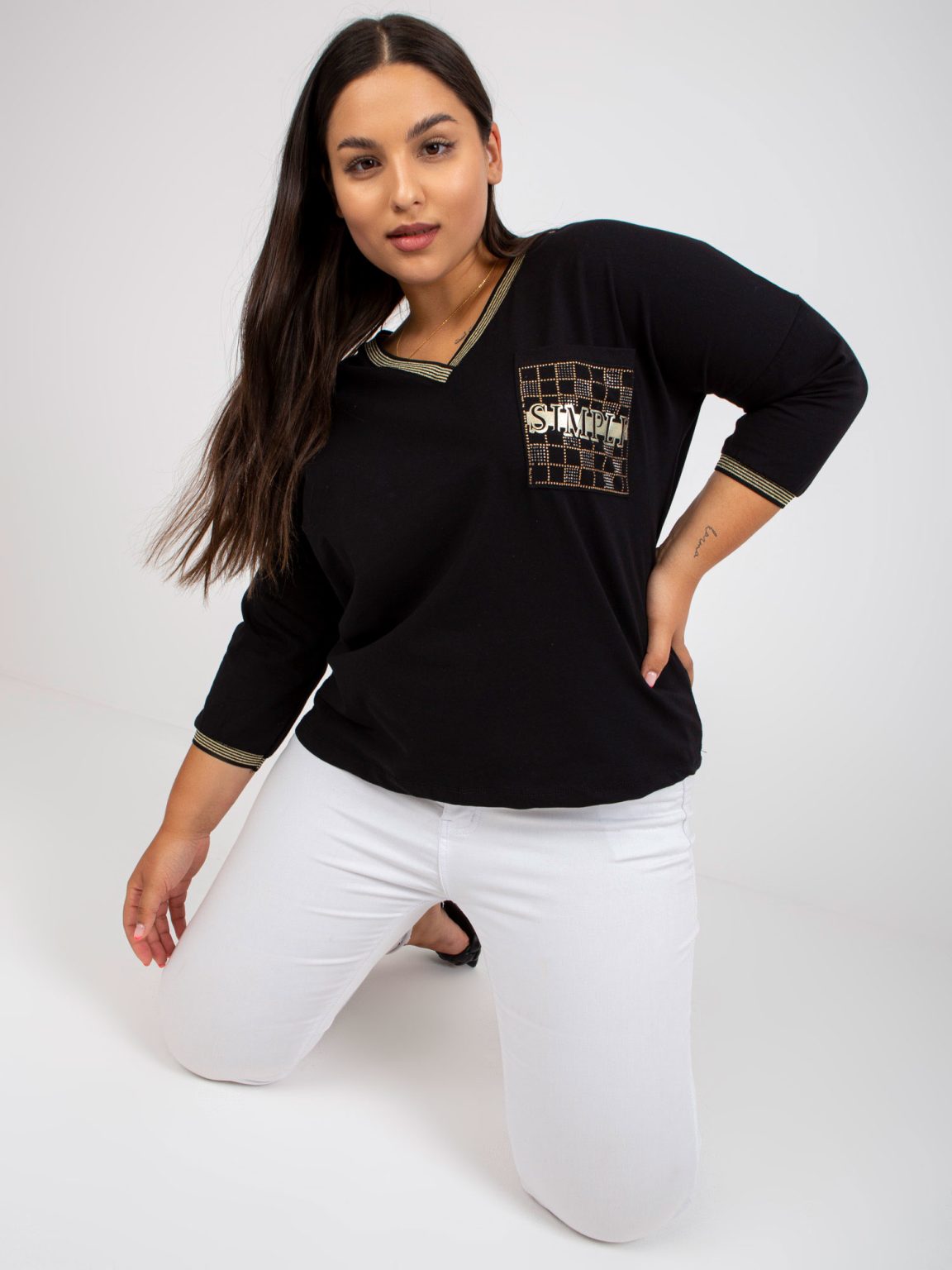 Hurtownia Czarna codzienna bluzka plus size z aplikacją z dżetów