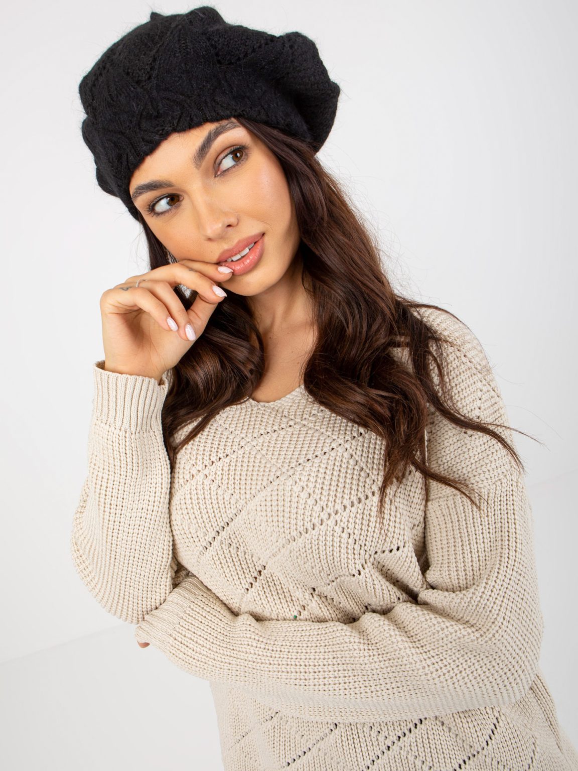 Hurtownia Czarny beret zimowy damski